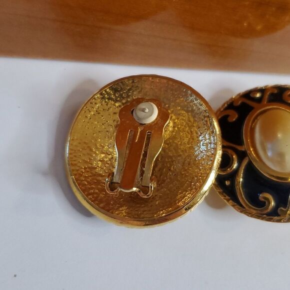 VINTAGE Black and Gold tone Faux Pearl Clip on Earrings. - Picture 2 of 3
